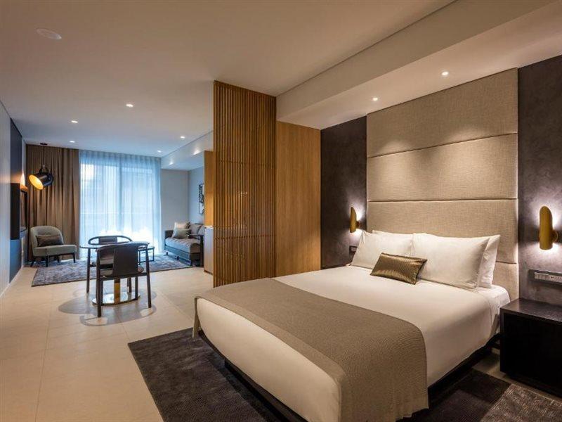 Skye Suites Sidney Exterior foto A bedroom at the hotel