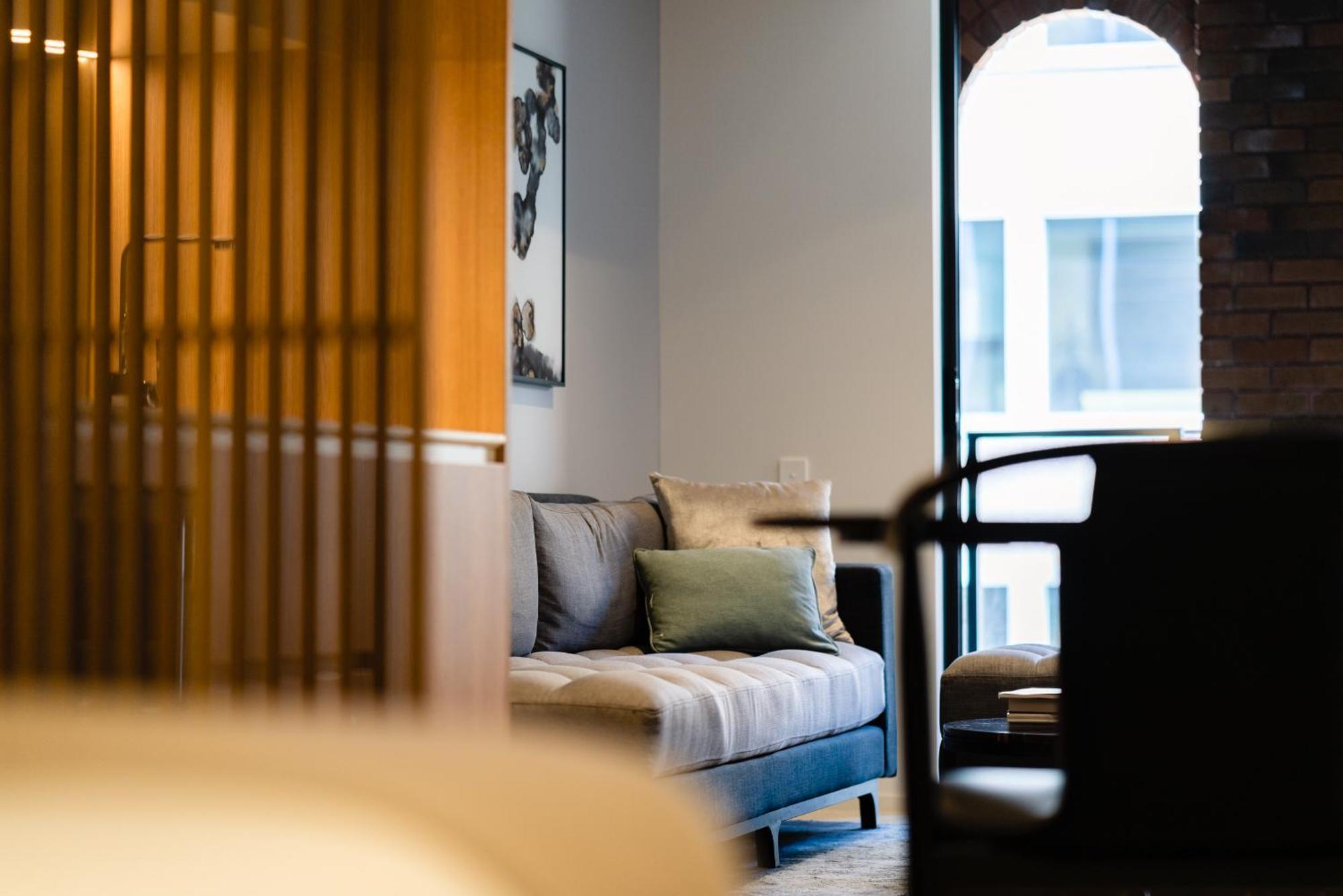 Skye Suites Sidney Quarto foto A room at the hotel
