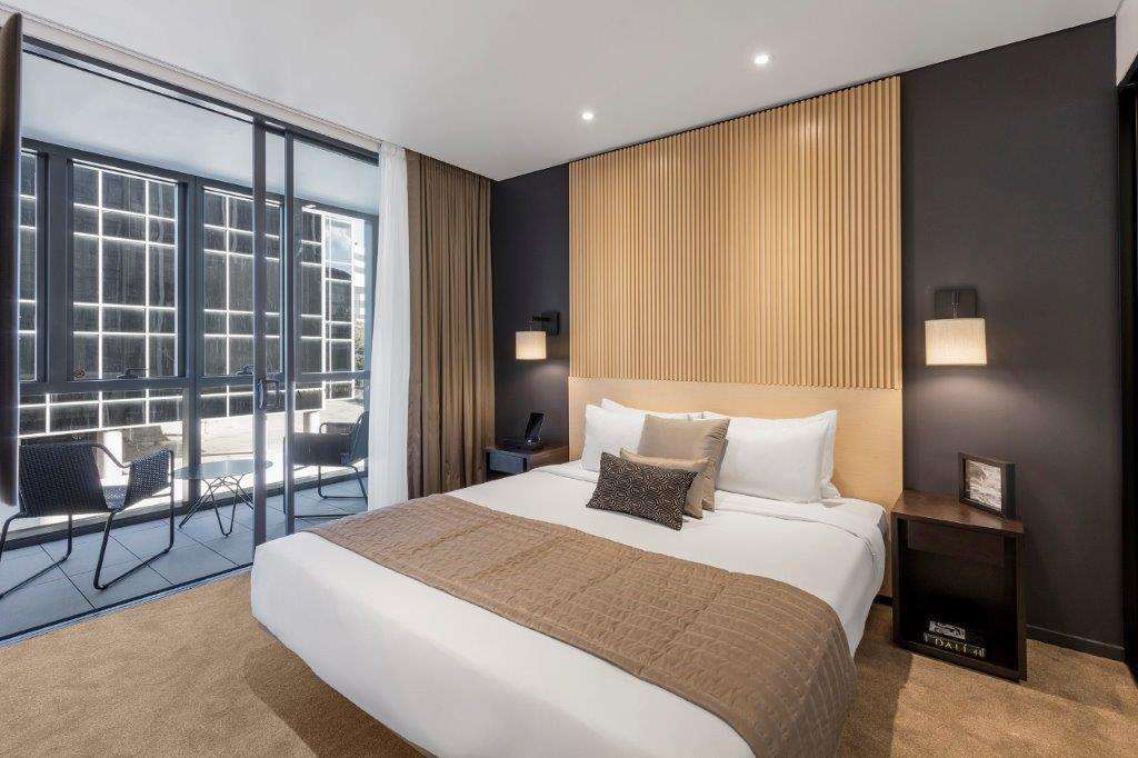 Skye Suites Sidney Quarto foto A bedroom at the hotel