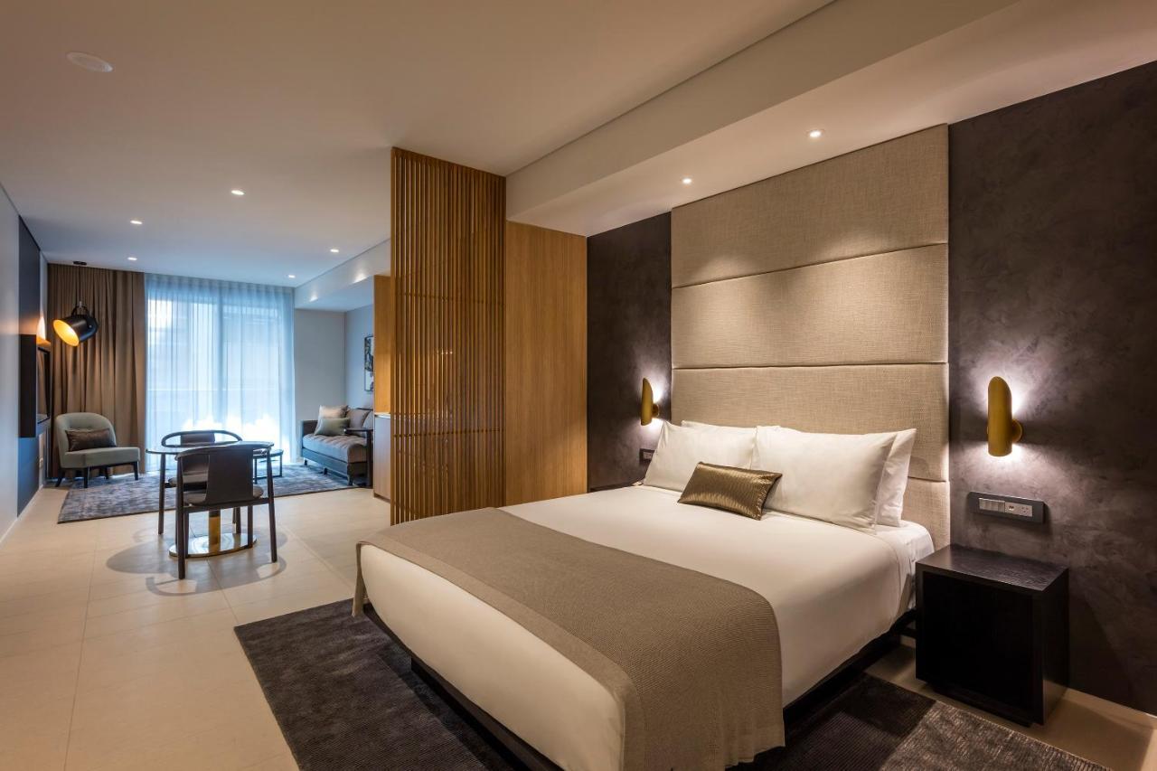 Skye Suites Sidney Exterior foto A bedroom at the hotel
